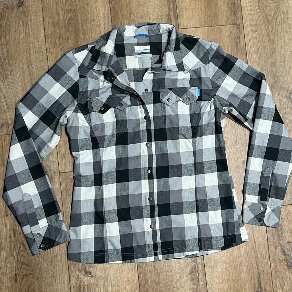 Columbia Black and Gray Plaid Snap Button Down Omni-Wick Shirt Women’s Medium
